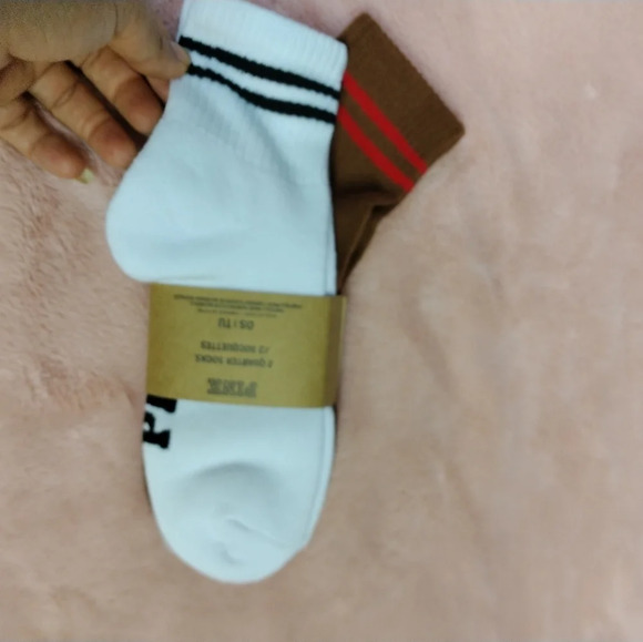 Pink VS  pack of 2 pairs ankle socks new in packaging - Picture 1 of 9